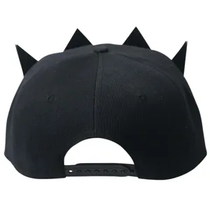 Casquette snapback noire avec pointes couronne, style hip-hop pour danse de rue moderne.