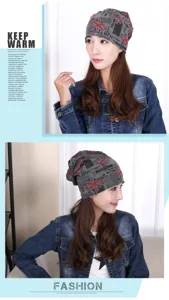 Gedetailleerd overzicht van Union Jack en krantenprint op dunne slouchy beanie.