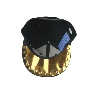 Casquette hip hop noire élégante avec visière dorée brillante et rivets décoratifs