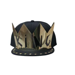 Casquette hip hop noire à bord plat tendance avec plaque couronne KING et rivets