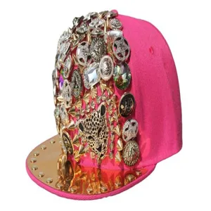 Vista detallada de una gorra punk rosa decorada con tachuelas doradas y diseño de leopardo