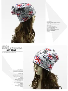 Detail van een dunne slouchy beanie met Union Jack en letterprint in hippe hiphop-stijl