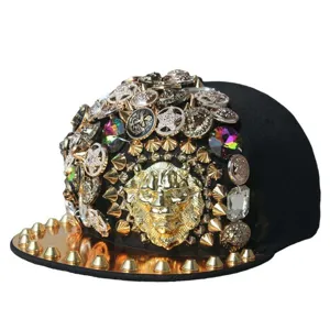 Gorra de béisbol punk de visera plana con cabeza de león dorada, remaches y gemas