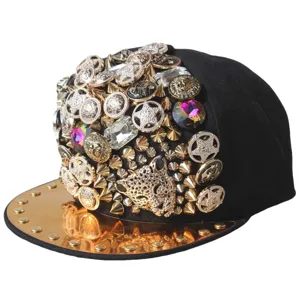 Gorra de béisbol punk negra decorada con remaches dorados, cabeza de leopardo y botones Medusa