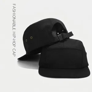 Schwarze 5-Panel-Hip-Hop-Cap aus Baumwolle mit kurzem Schirm und verstellbarem Gurt