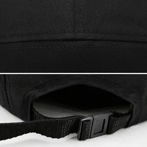 Detailaufnahmen der Nähte und des Rückengurts der schwarzen 5-Panel-Baumwollkappe