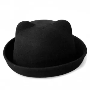 Adorable chapeau melon en feutre de laine noir avec oreilles de chat et bord roulé élégant.