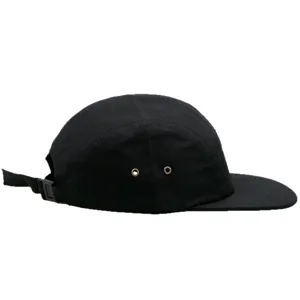 Minimalistische schwarze 5-Panel-Baumwollkappe mit flachem kurzen Schirm und Metallösen.
