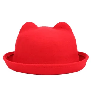 Chapeau melon rouge en feutre pour femme avec oreilles de chat et bords roulés.
