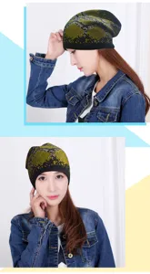 Gorro de moda con estampado de serpiente y pedrería brillante en una modelo femenina