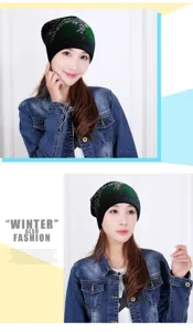 Modelo luciendo un gorro de punto verde con estampado de serpiente y pedrería de invierno