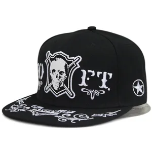 Zwarte streetwear hip hop pet met platte rand en een wit geborduurde schedel erop