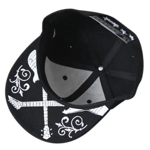 Trendy zwarte hiphop snapback pet met wit gitaarborduursel op de platte klep voor heren en dames