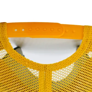 Gele ademende mesh truckerpet met verstelbare plastic snapback sluiting details