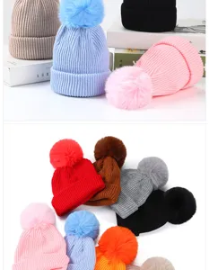 Eleganti berretti in maglia acrilica multicolore con morbidi pompon in pelliccia sintetica