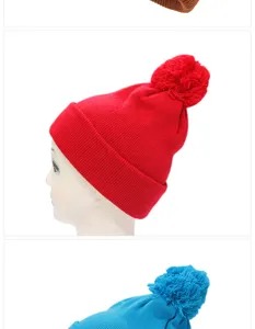 Primo piano di un berretto in maglia acrilica rosso acceso con pompon coordinato sopra
