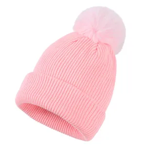 Berretto in maglia acrilica rosa con pompon in ecopelliccia per il calore invernale