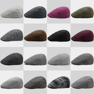 Set di berretti in lana autunno inverno da uomo in vari colori e fantasie classiche.