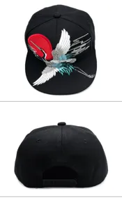 Detaillierte Vorder- und Rückansicht einer schwarzen Snapback mit Kranich-Stickerei.