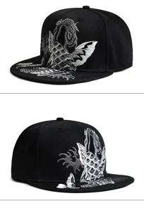 Detailansicht einer schwarzen Flatbrim-Mütze mit aufwendiger silberner Koi-Stickerei.