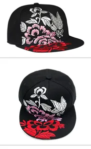 Detailansicht der Blumen- und Schmetterlingsstickerei auf einer schwarzen Snapback-Kappe