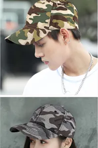 Detailopname van stijlvolle camouflage baseballcaps gedragen door modellen in de buitenlucht.