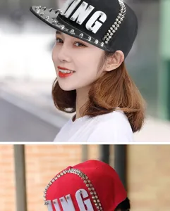 Vista dettagliata di un cappellino snapback hip-hop con lettere acriliche e borchie