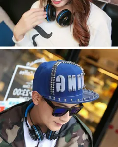 Dettaglio del cappello hip-hop blu con lettere in acrilico e borchie argentate