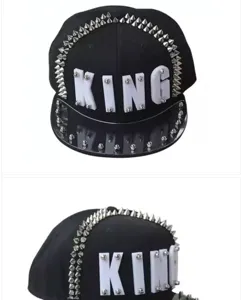 Vista dettagliata di un cappello hip-hop punk con borchie argentate e lettere KING bianche