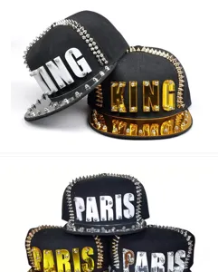 Cappellino snapback hip-hop punk con lettere in acrilico e borchie argentate lucide