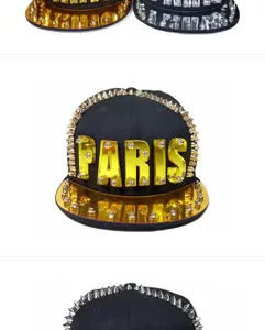 Vista dettagliata del cappello snapback hip-hop nero con lettere PARIS d'oro e borchie punk.