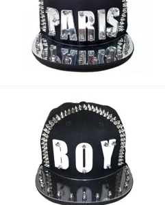 Vista dettagliata del cappellino snapback punk hip-hop con rivetti e lettere acriliche
