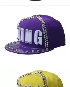Dettaglio cappelli snapback hip-hop punk con lettere KING e rivetti argentati