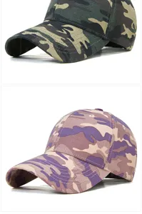 Gedetailleerd overzicht van twee camouflage honkbalpetten in klassiek groene en paarse patronen.