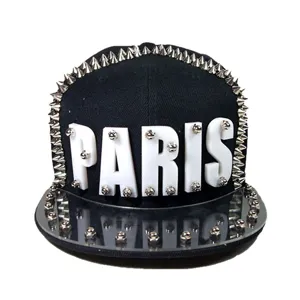 Cappello snapback hip-hop stile punk nero con lettere Paris in acrilico e borchie