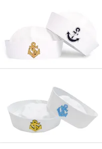 Detailansicht weißer Matrosenhüte mit bunten gestickten Ankerlogos für Bühnenuniformen