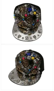 Detailansichten der Punk-Hip-Hop-Mütze mit Totenkopf- und Strass-Dekorationen.