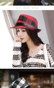 Nahaufnahme eines modischen rot-schwarz karierten Fedora-Hutes an einem weiblichen Model