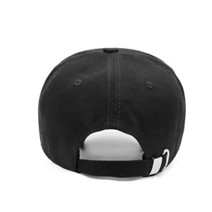 Vue arrière d'une casquette de baseball noire réglable avec boucle en métal argenté