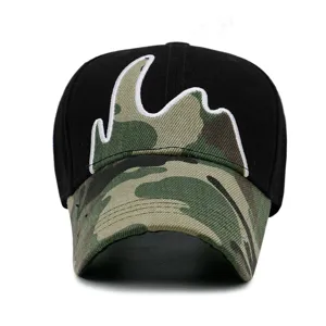 Casquette de baseball noire avec applique flamme camouflage et visière patchwork