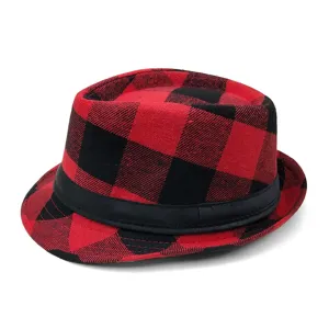 Klassischer Fedora-Hut mit rot-schwarzem Karomuster, kurzer Krempe und schickem Band