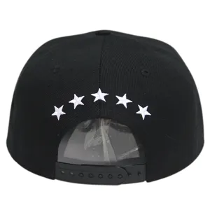 Zwarte hiphop snapback pet met vijf wit geborduurde sterren op de achterzijde van de pet