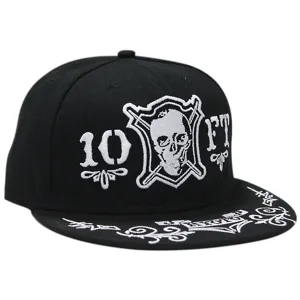 Zwarte hiphop pet met platte rand, wit schedel borduursel en bloemige patronen