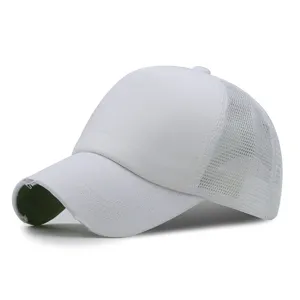 Minimalistische witte ademende mesh truckerpet met distressed rand zonbescherming