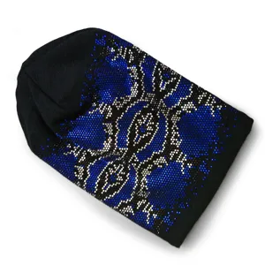 Elegante gorro de punto negro con diseño de serpiente en pedrería azul brillante