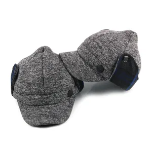 Paire de casquettes de baseball en tricot gris d'hiver avec cache-oreilles à carreaux