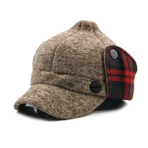Bonnet pointu en laine marron pour femmes avec cache-oreilles à carreaux rouges et visière