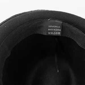 Vue rapprochée de l'intérieur d'un chapeau fedora noir avec étiquette d'entretien.