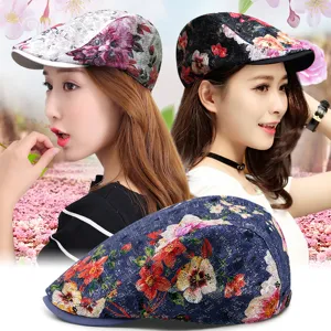 Elegante berretto estivo in pizzo con motivo floreale da donna in varie fantasie di fiori