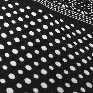 Primer plano de la textura suave y los detalles del pañuelo hip-hop de lunares.